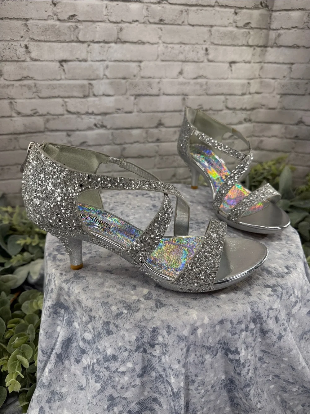 SILVER SLIPPER “Chloe” Silver Glitter Open-Toe Strappy Fashion Heels Girls 4M